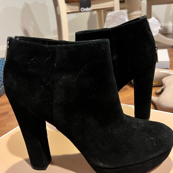 Michael Khors black heeled suede booties size 8.5 style Lesly Bootie. - Picture 2 of 5